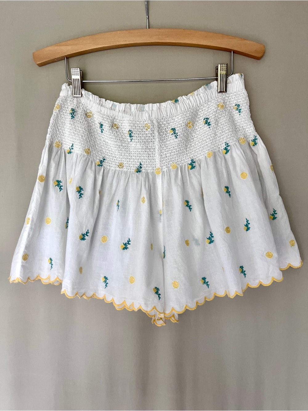 Joie White Smocked High-Waist Cotton Shorts Lemon Embroidery Scalloped Hem M